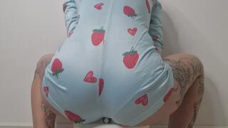 Giantess Chair Crush – Tiny Man Trapped Under My Butt & Fart Humiliation