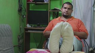 Estoy sentado y mostrando mis pies