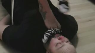 Fußriechen nach einem langen Arbeitstag Footsmelling after a long day at work