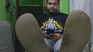 Mostrando Mis pies, mientras les hablo de mis pies.