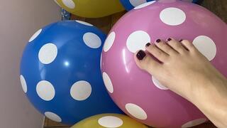 Pé lindo pisando amassando balões plástico grandes