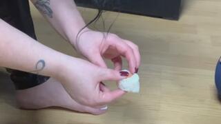 Il prend son repas grâce à mes pieds