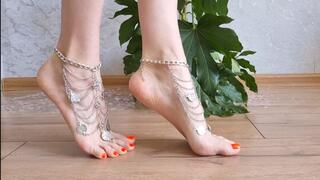 Tiptoe with beautiful anklets