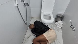 A cruel Ariel farting on the slave in the unsanitary bathroom - CLIP 1