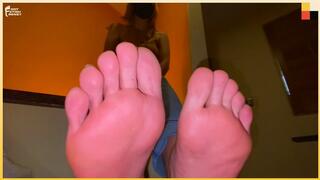Elsa - 18 Years Old - Latina Foot Modeling - Girl Next Door Feet - Amateur Feet - Real Life Foot Fetish N3