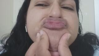 Oliendo mis propios labios.. puedes escuchar cada respiración?