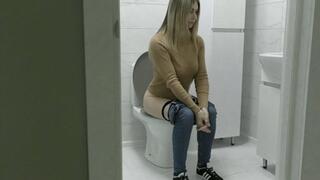 You can hear loud splashes as my lovely bum releases big brown loads MP4 FULL HD 1080p