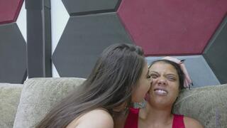 Que bafo! Meu dente tá podre e tá estragando minha boca, olha que carniça que tá minha baba? Vamos passar ela no teu rostinho? by Sabrina Green (part01-06)