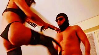 Balbusting extrem Testicoli torturati La Mistress Padrona umilia e picchia brutalmente il suo schiavo sui genitali, schiavizzando i suoi. La padrona tortura i testicoli dello schiavo con colpi crudeli dei suoi piedi con scarpe dai tacchi alti