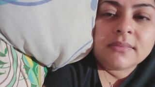 Acostada mirándote: Bostezos lentos y contacto visual intimo.