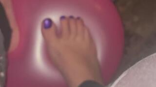 Feet bouncing in Balloon