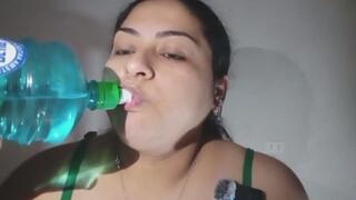 Tragando agua.. sonidos profundos de mi garganta, más eructos incontrolables.