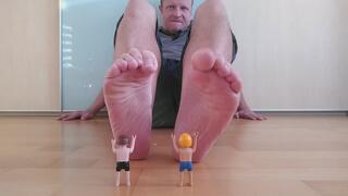 I am a giant and 2 tinies want to be crushed