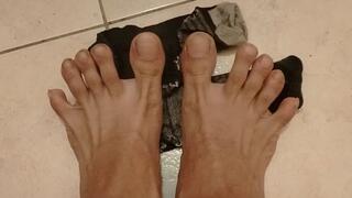 Sock Removal & Toe Play – Close-Up Soles and Foot Control ?