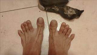 Slow Sock Removal – Close-Up Toes & Barefoot Reveal ?