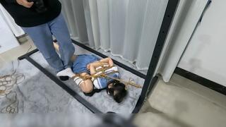 hui33-Tie the girl up tightly and then discipline her.