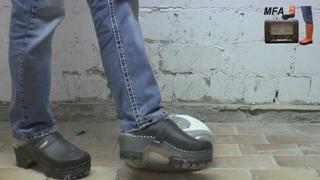 Radio under my hard wooden Clog