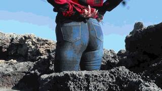 A walk in jeans and sneakers to the sea WMV