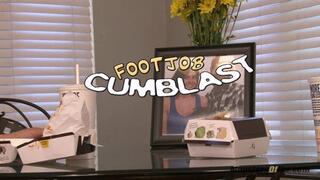 CFNM Hottie Gets Foot Fucked HUGE Cumload