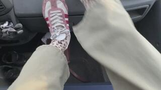 Mia mets ses pieds sur le tableau de bord de sa voiture