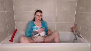Miss FFW plays with her pussy and toy in the bath