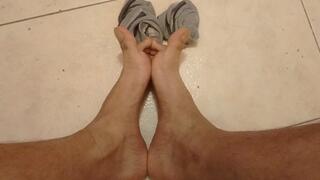 Detailed Sole Shots & Toe Play – Barefoot Control Close-Up ?