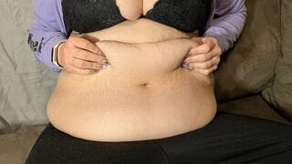 Chubby Veronica Plays with Belly and Belly Button and wants you to cum