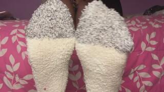 Pulling Off My Fuzzy Socks. Wrinkly Soles & Toe Wiggles Revealed.