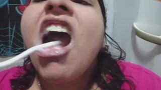 Cepillado intenso: espuma, lengua, dientes y detalles de mi boca.