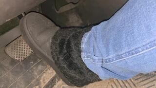 Short trip in black fuzzy boots