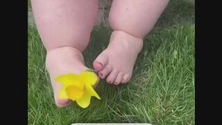 Barefoot BBW Goddess in Nature – Grass, Toes & Flower Play