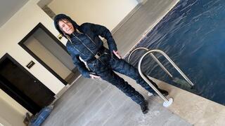 Peeing and getting wet in full ski suit