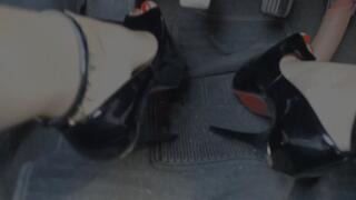 Katherine pedal pumping while crushing a Dildo