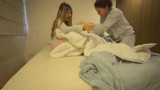 Lucha libre entre mujeres y cosquillas