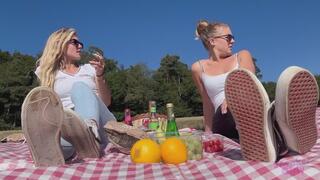 Sneaker-Girl Emmy & Honey - Picnic Time
