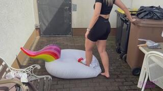 Sneaker-Girl Mia Moon - Inflatable Unicorn in Short Pans