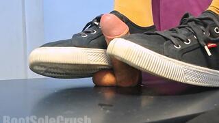 POV - Glans Camera CBT Board Cock Trampling, Crush and Ballbusting - Black Levis Sneakers Intense Session ( 15 Min ). POV - Camara Glande Pisoteo y patadas en Tabla de CBT - Zapatillas Levis Negras, Sesion Intensa (15 Min ).