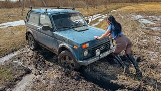 CAR STUCK Niva got stuck in the mud