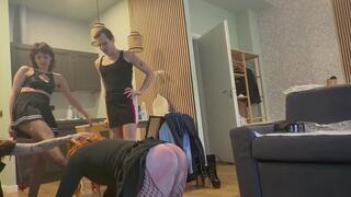 TRE SORELLE SADICHE GIOCANO CON UNA SISSY