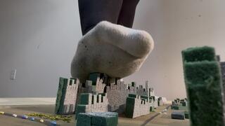 R6 giga giantess I taunts and squashes city in 2 day old sweaty socks