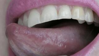 My teeth bite the gummy bears hard and sharp MP4 HD 720p