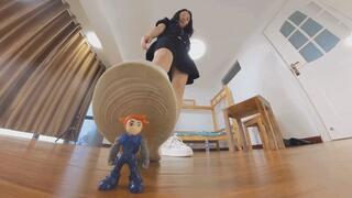6K LELE Giantess tramples Dwarves 360VR 1
