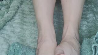 Wiggle Wiggle - Showing off Anklets