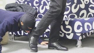 The big shoes and buttocks that worship the king