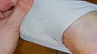 Long day in old sneakers - Peeling off my sweaty socks