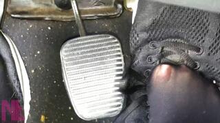 Pedal pumping in black Lotto sneakers