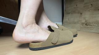 Shoeplay in clogs and bare feet