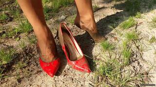 businesswoman loses her red shoe in the mud HD wmv 1920x1080