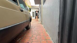 Karlota en pijama y sandalias sexys