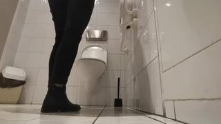 My work toilet is full of my farts everyday :D -Another farty toilet visit at work
